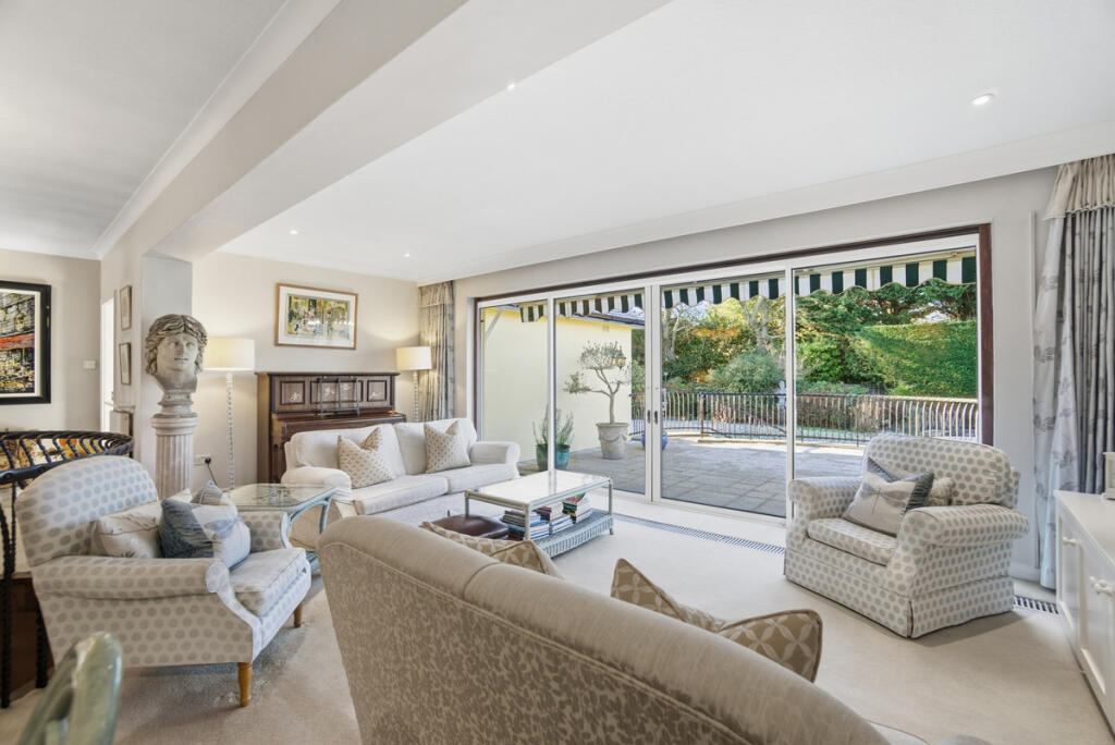 Manor Walk, Weybridge, Surrey KT13 8SD