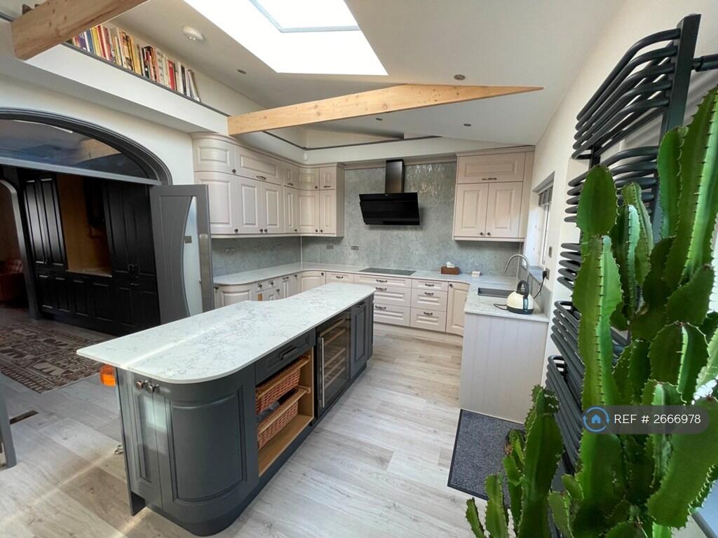 Kitchen (3/3) (Shared)