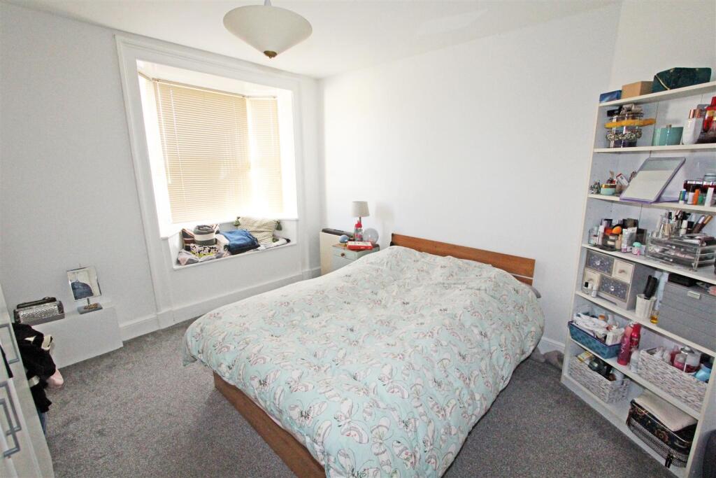 IMG_4782 bed1 window.jpg