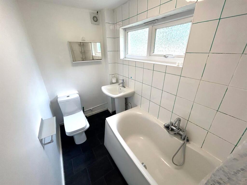 Grantham bathroom 1 .jpg