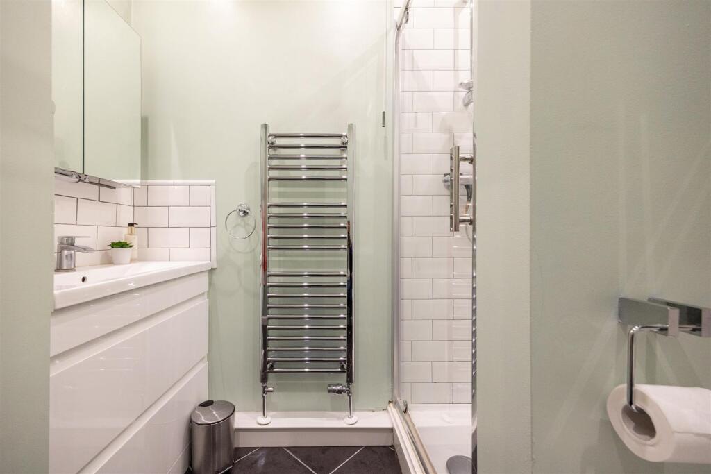 4.Shower room.jpg