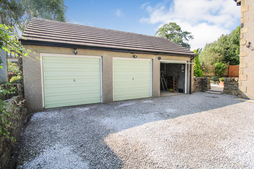 Garage (Middle)