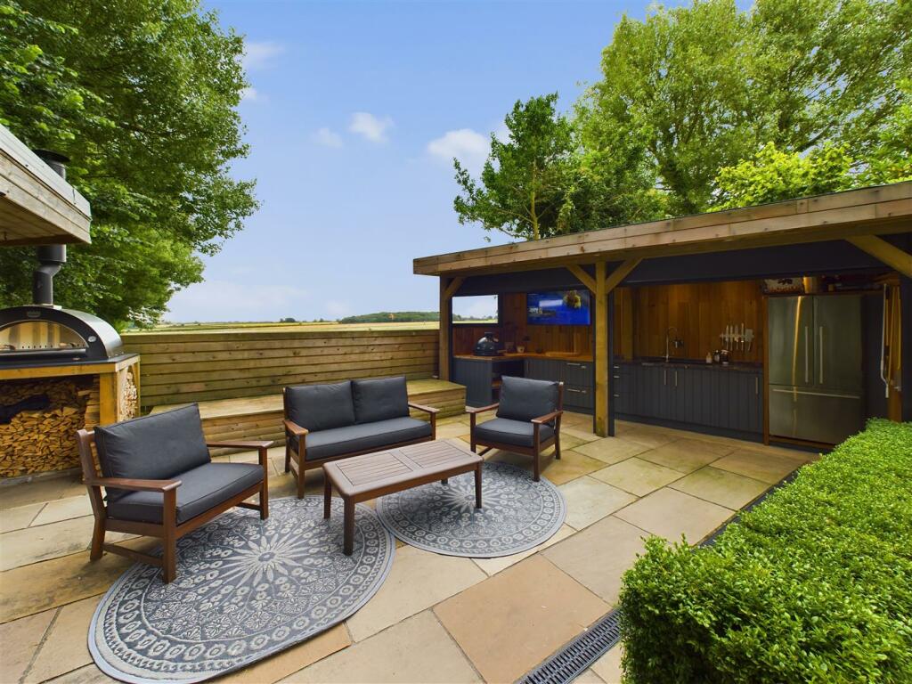 OUTDOOR KITCHEN