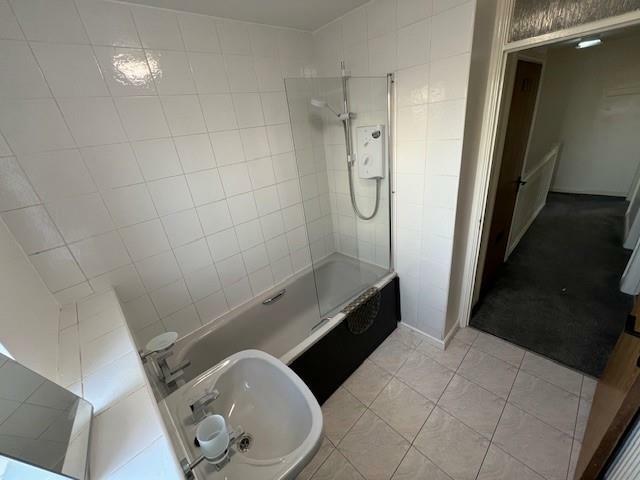 34 Crowther Bathroom 3.jpg