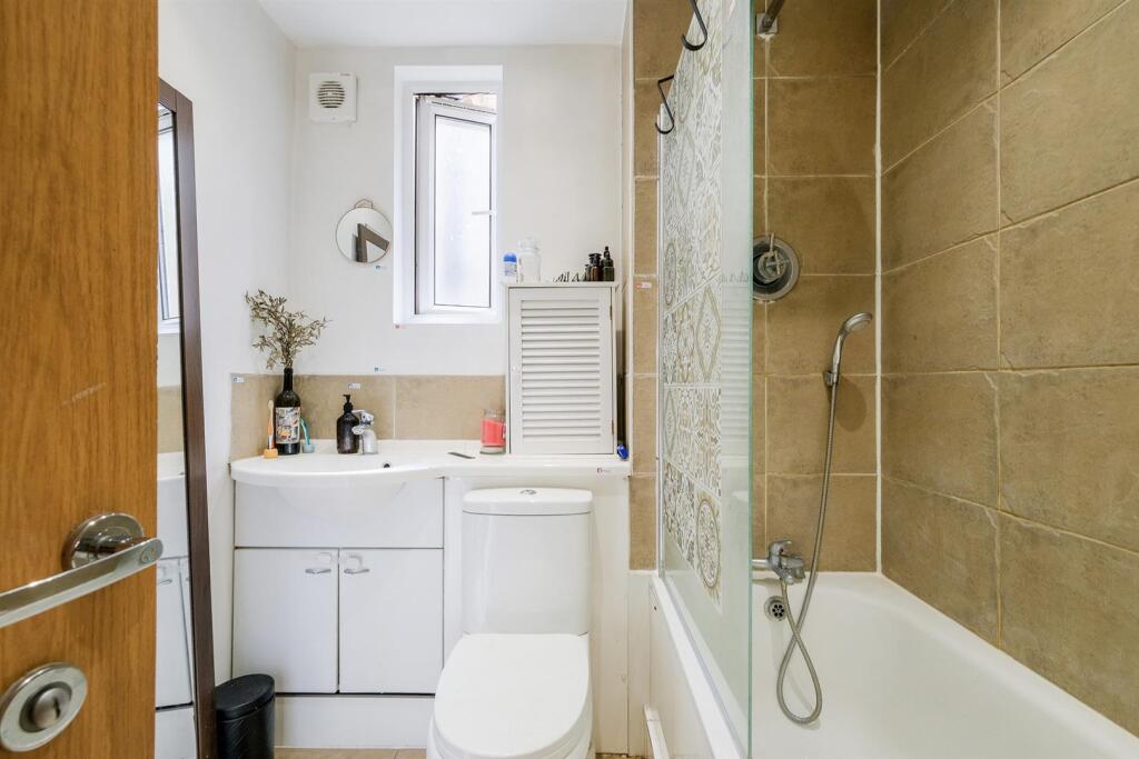 Flat 1, 85 Fairlop Road-7_web.jpg