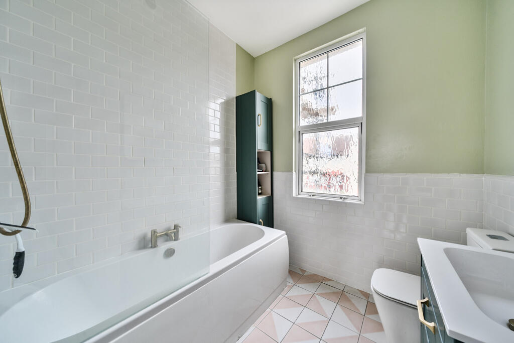 1305801-4-684aae8...