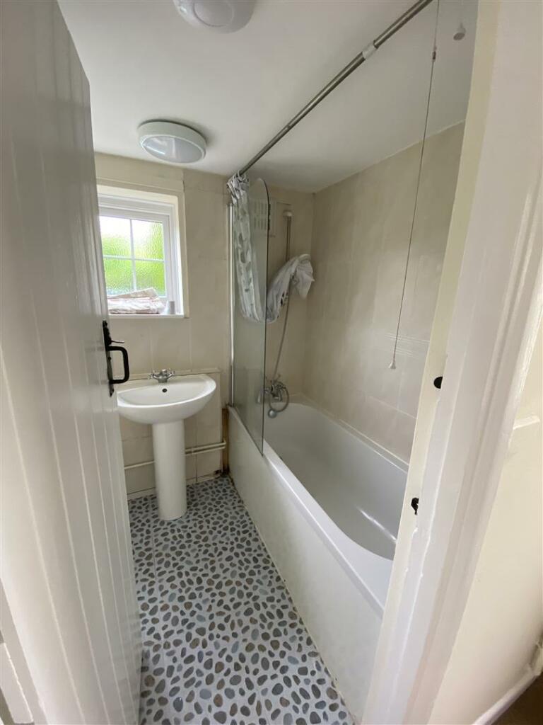 2 Wisdom Lane Bathroom.jpg