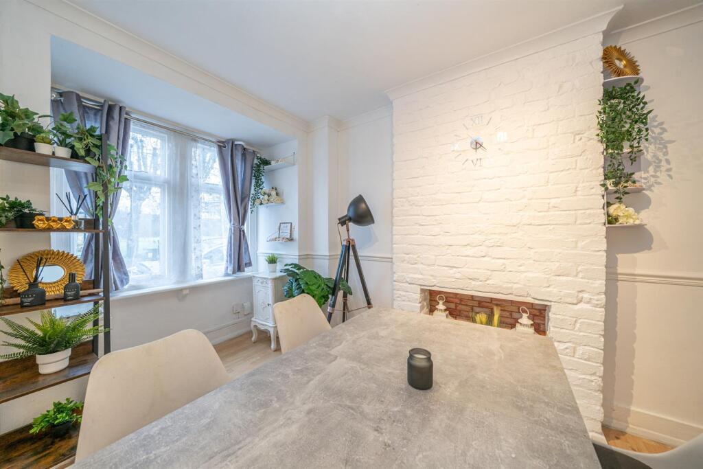 Shaftesbury Lounge 9.jpg