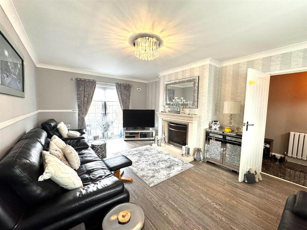 LIVING ROOM/DINING ROOM