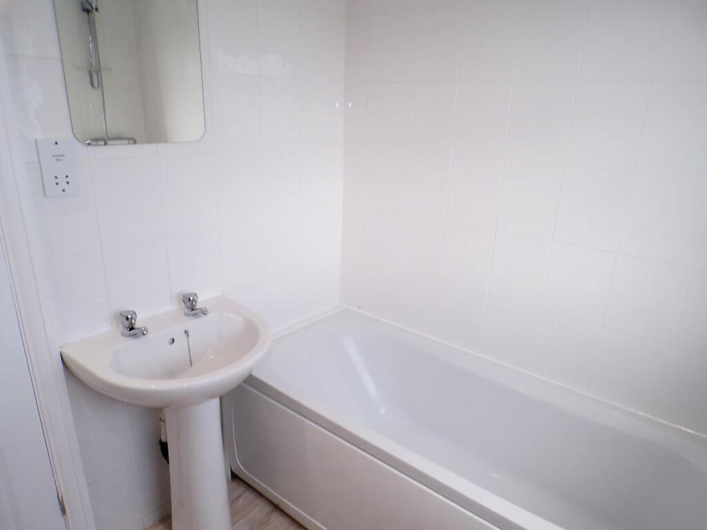 MoughLane69bath2.JPG