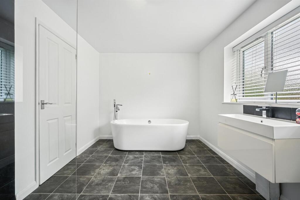 Bedroom One - en-suite bath.jpg
