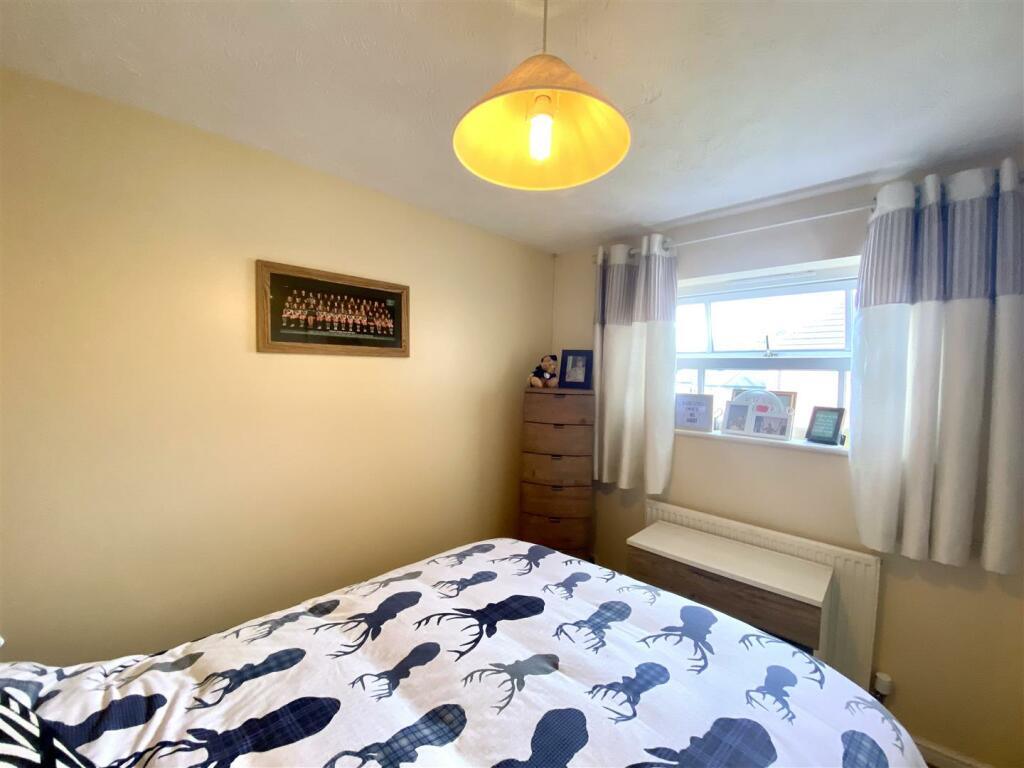 BEDROOM 2