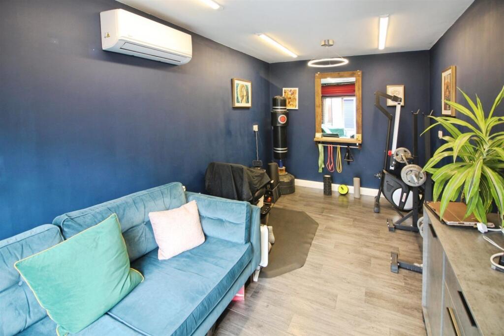 Garage/Office/Gym