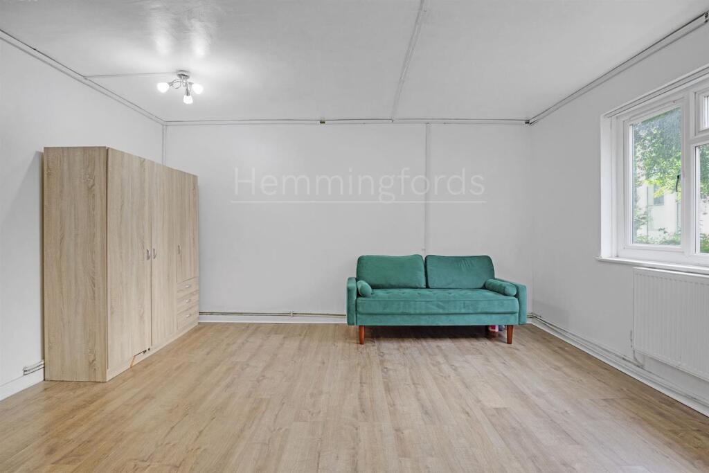11-e17a84044-HMF-JJ-Hemsworth Court-11-medium.jpg