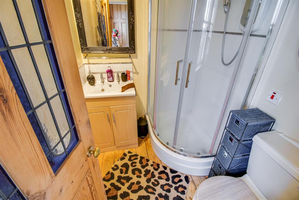 EN-SUITE SHOWER ROOM