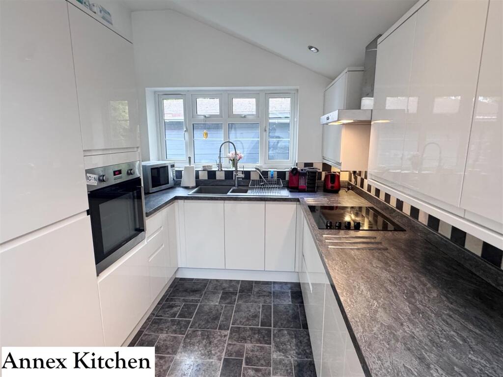 Annexe Kitchen 1.1.JPG