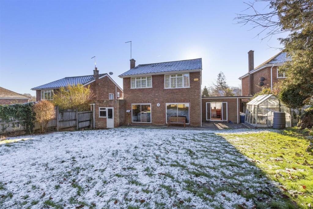 12 Daws Lea, HP11 1QF-21.jpg