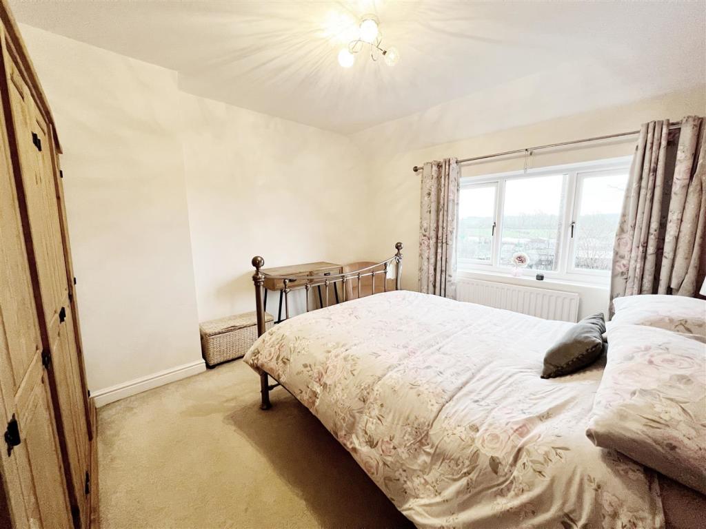 Bedroom 1 pic 1.jpg