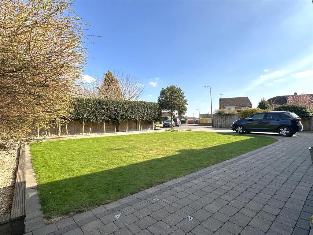 Large Front Garden 586