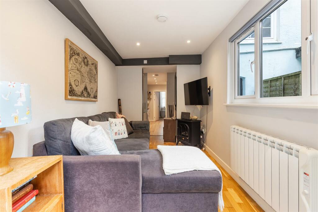 A07 - 16B Clarence Street Dartmouth - 241203.jpg