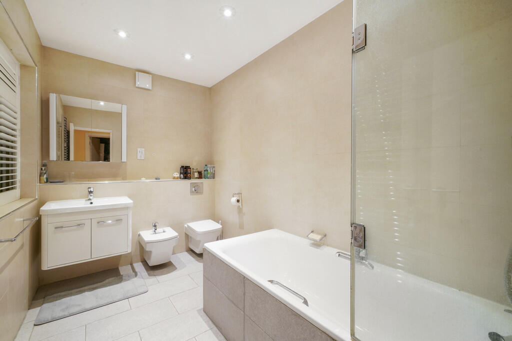 7 Woodstead Grove...