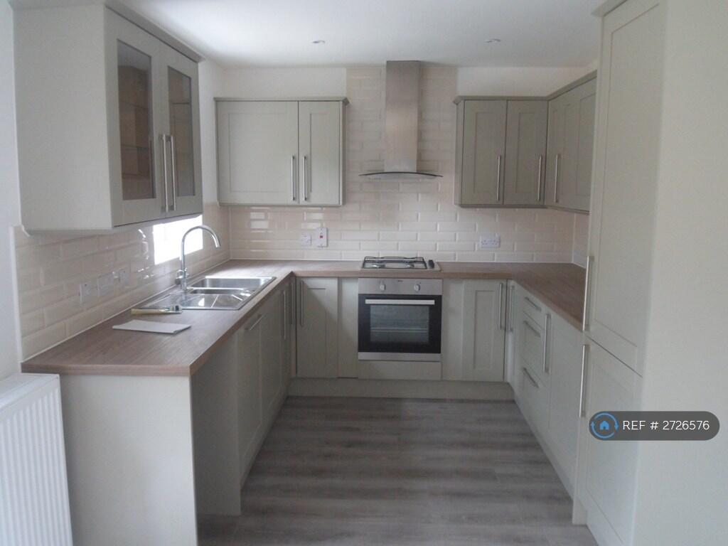 Newly Fitted Kitchen + Integrated Appliances 
