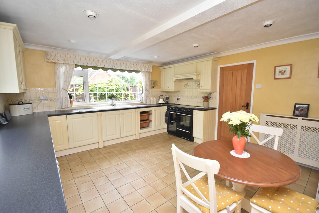 Kitchen/Breakfast...