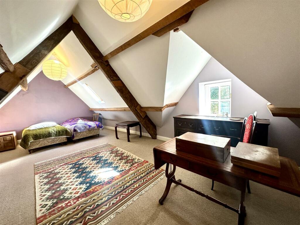 BEDROOM 2