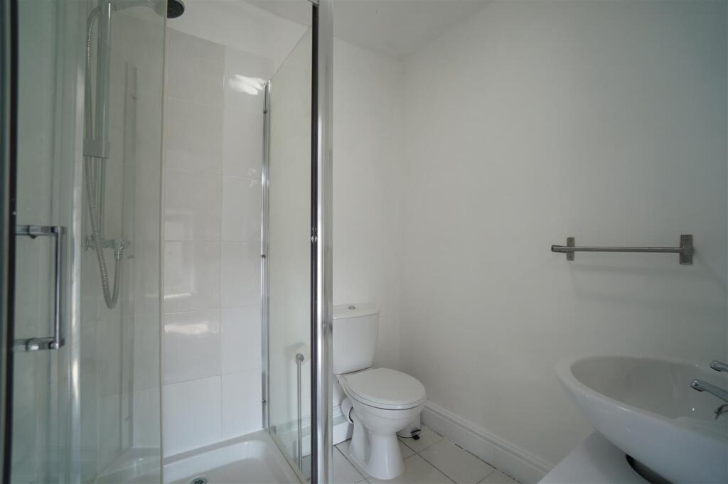 Ensuite 2.JPG