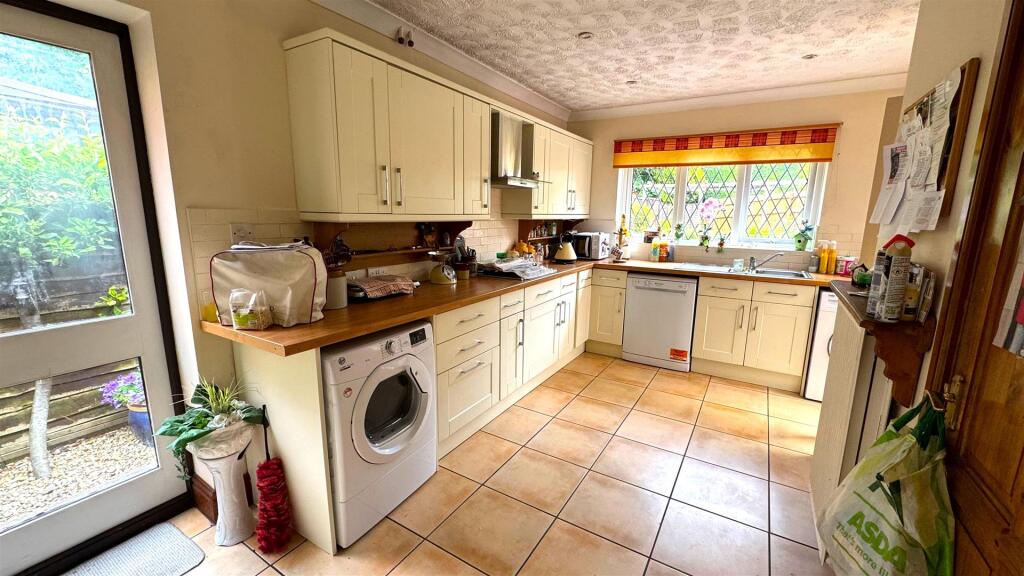 Kitchen (2).jpg