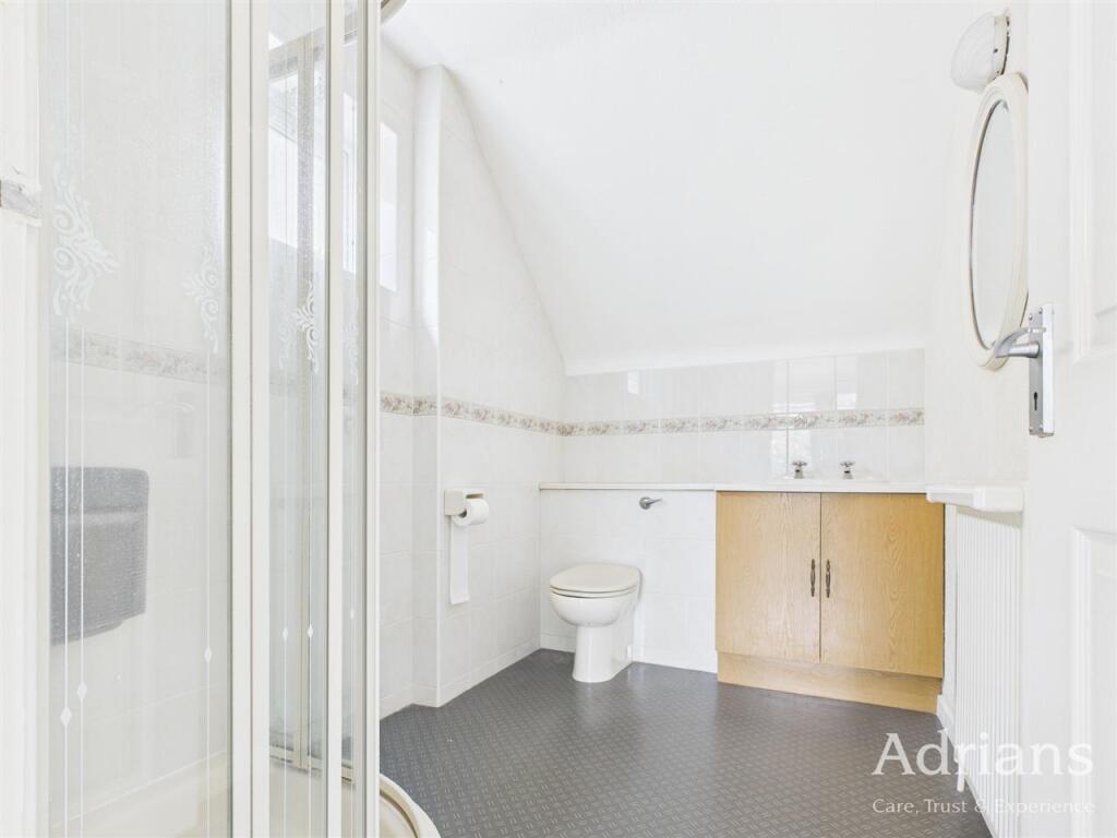 EN-SUITE SHOWER ROOM
