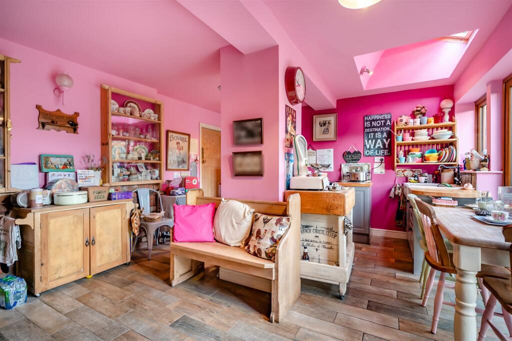 8584128-interior09.jpg