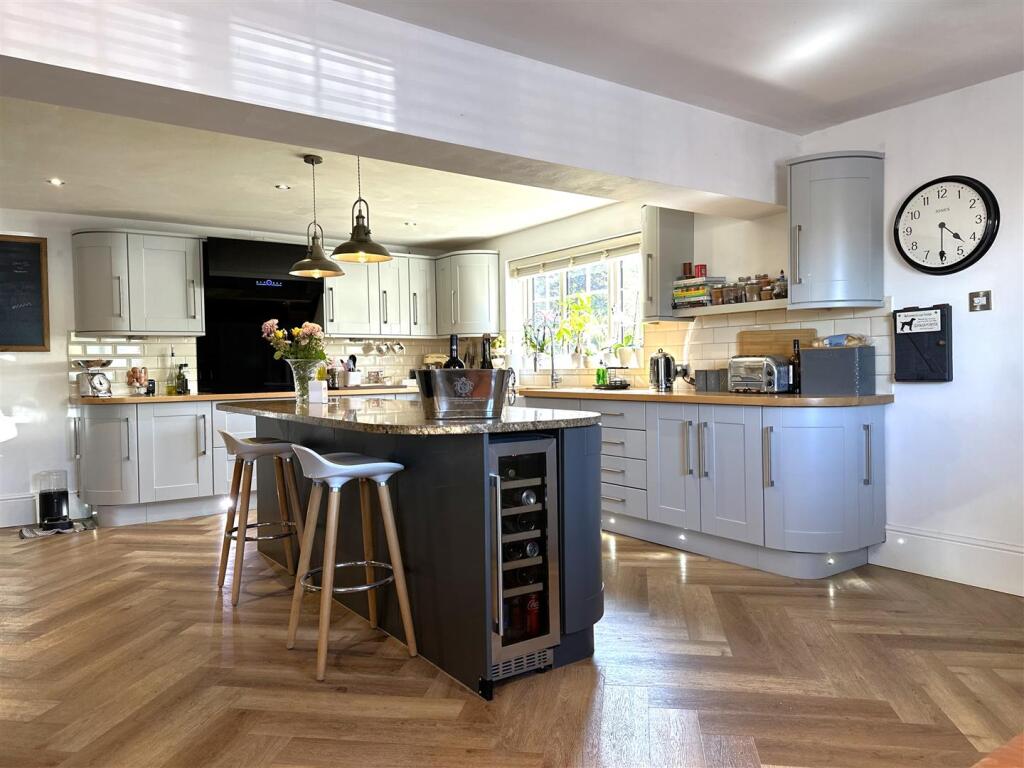 High-Quality Breakfast Kitchen 292