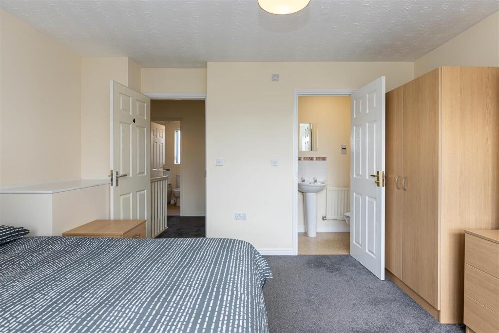 9 Lakeside Close-2.jpg
