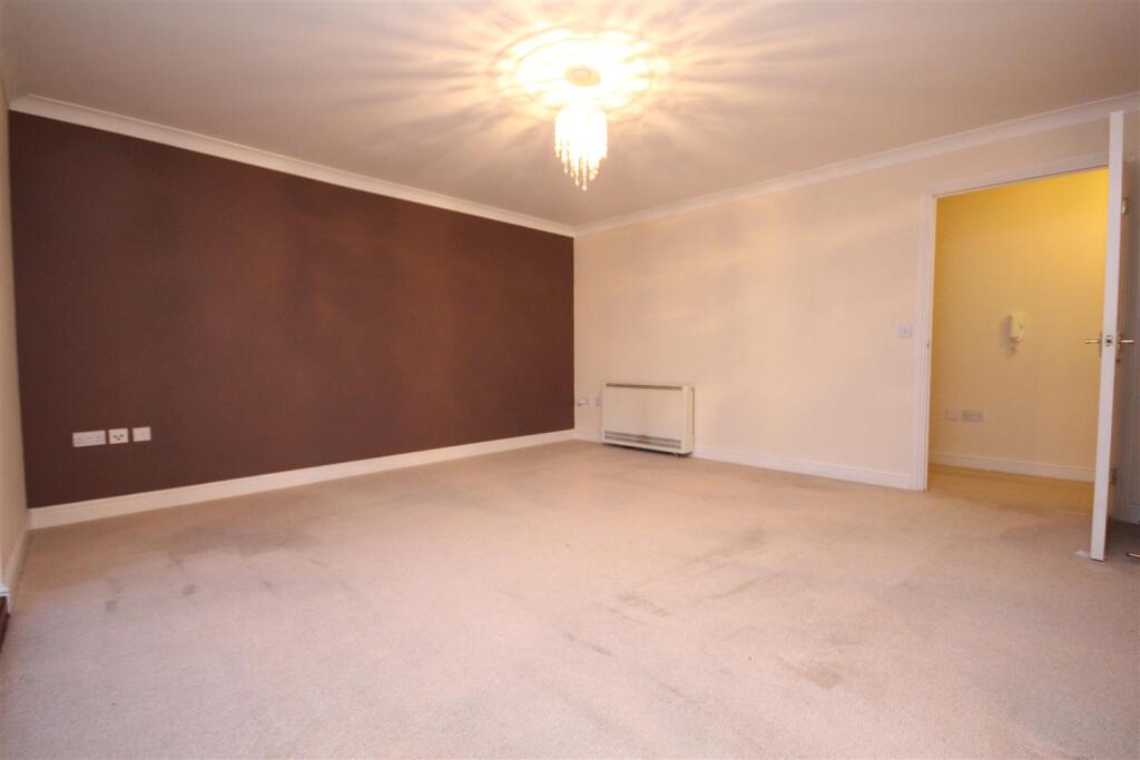 Richmond Meech Drive 65 Lounge1.JPG