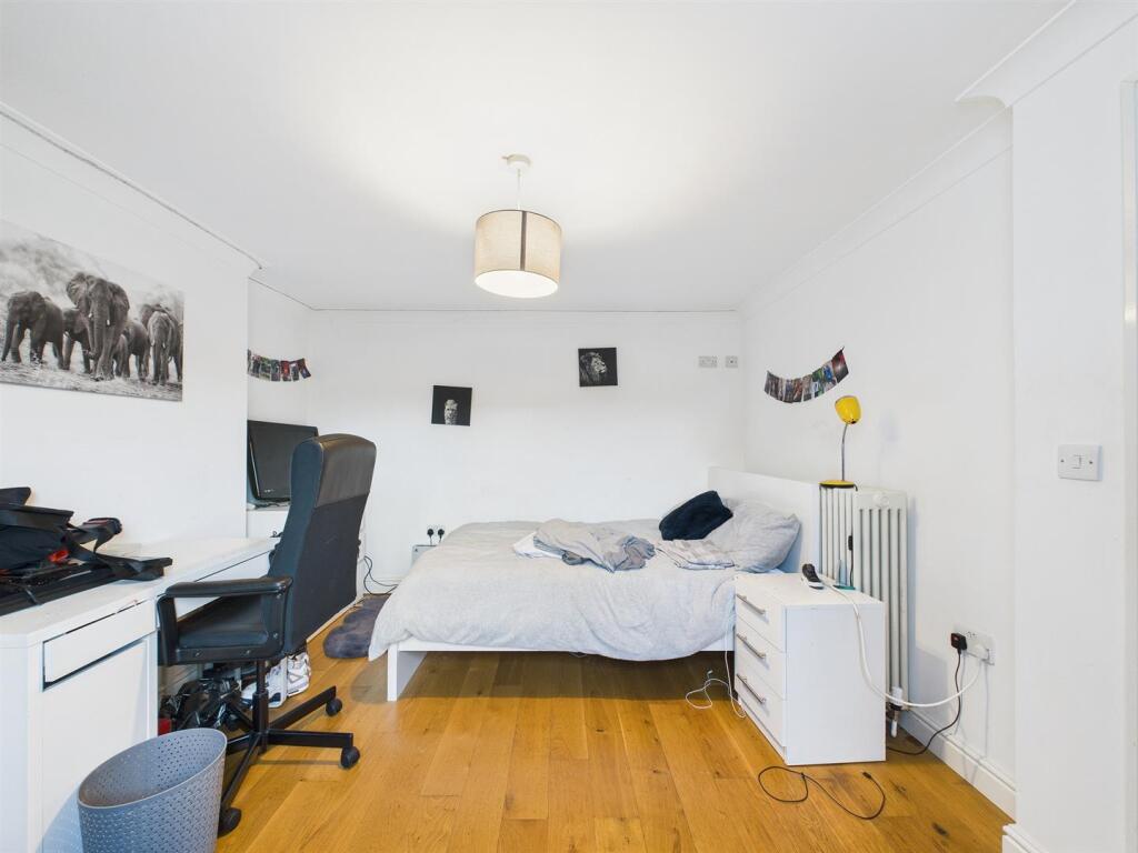 5 - Spacious Garden Flat for Auction, Kingswood.jp