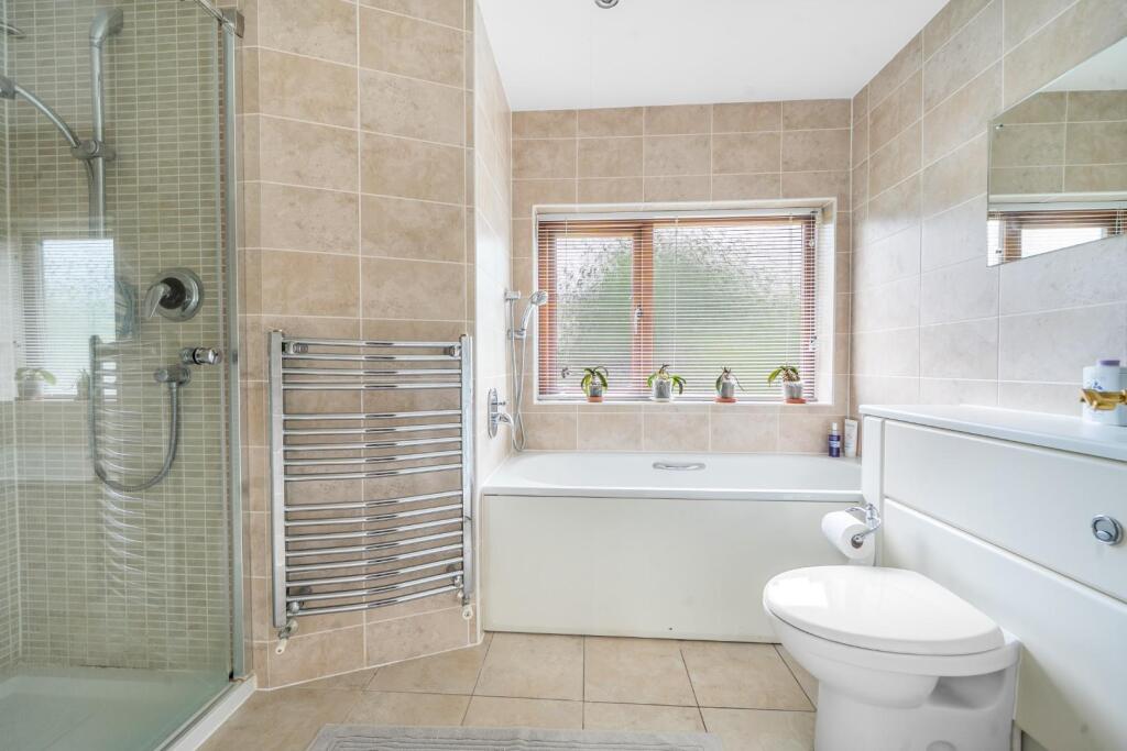 30 Kingshill Road - Bathroom .jpg