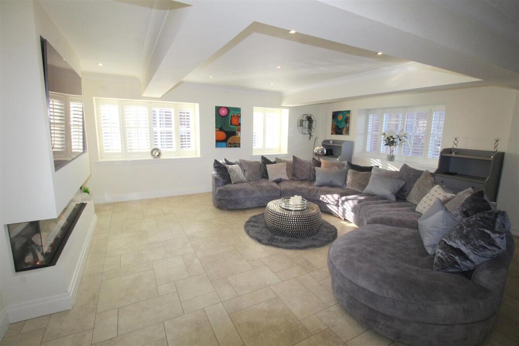 Elizabeth Court, Lounge Kitchen 3.JPG