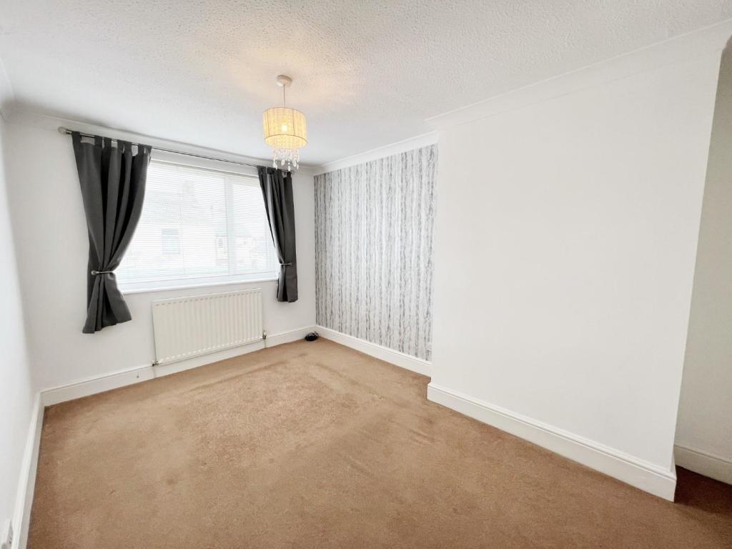 Bedroom 1 pic 1.jpg