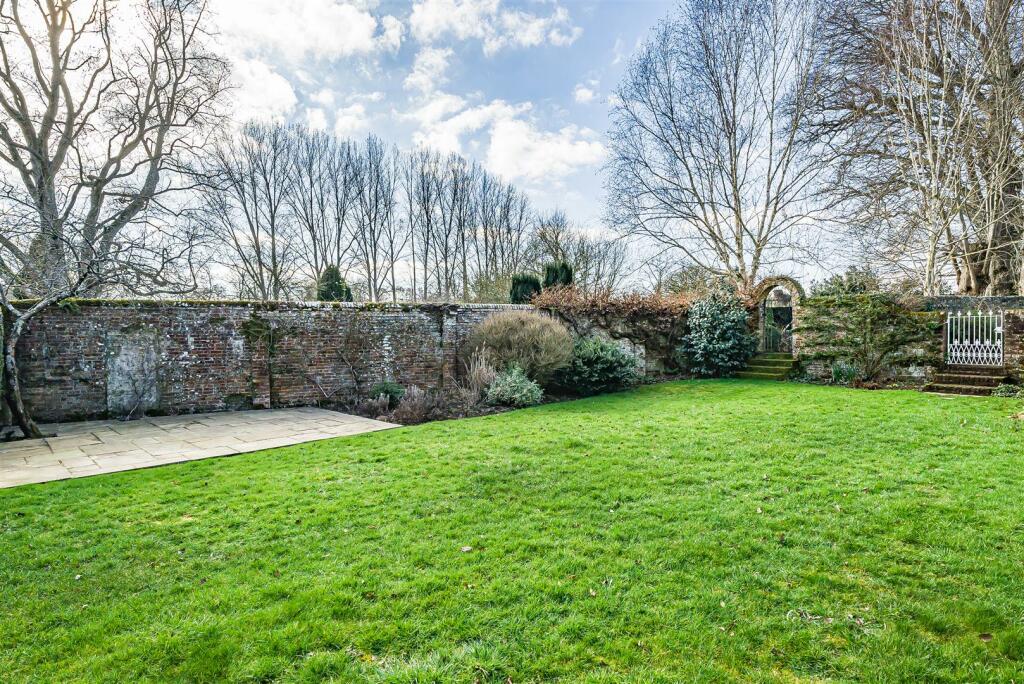 Walled garden.jpg