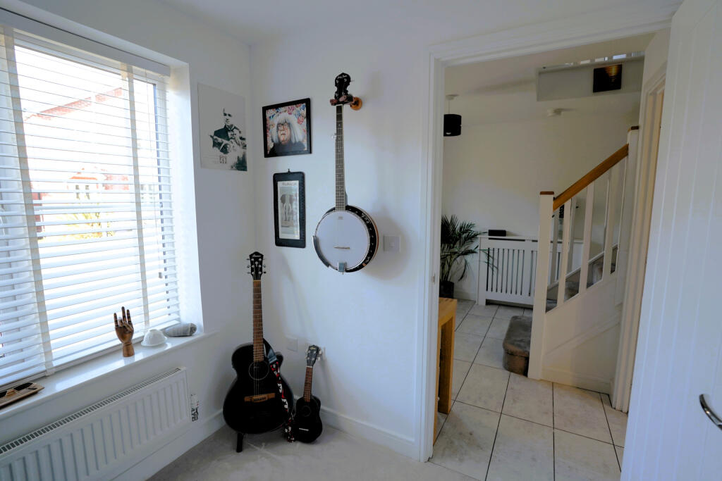 Downstairs Office P3.jpeg