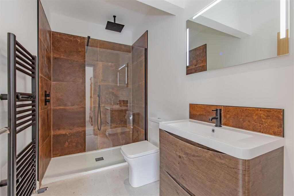 Bedroom 1 En Suite-1.jpg