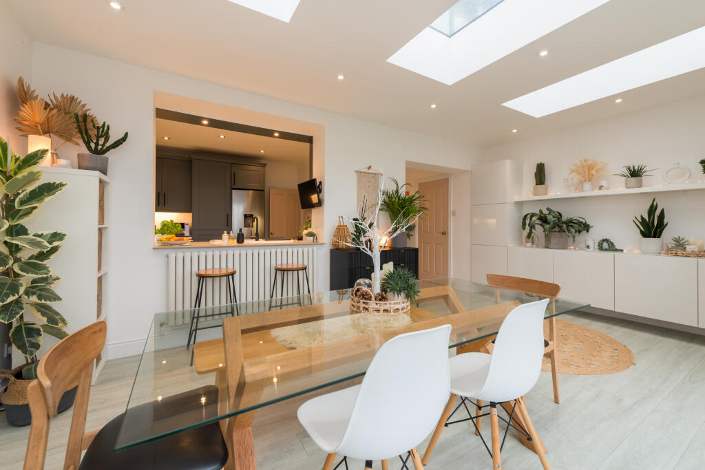 Sitting Room / Dining Room