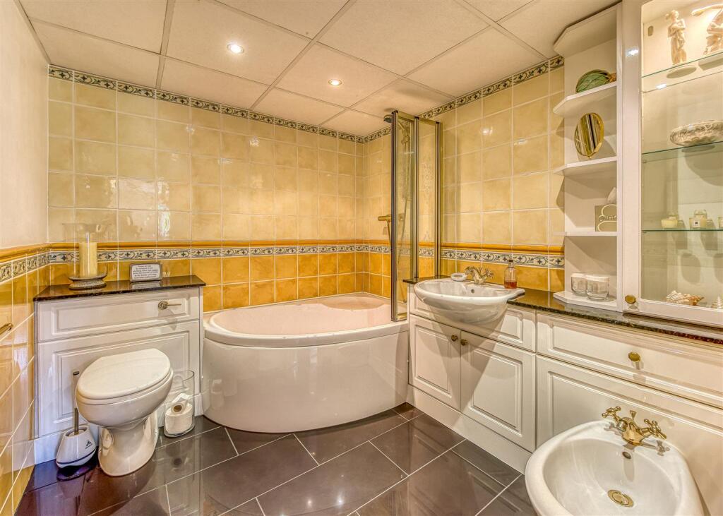 32 Billy Buns Lane-Bathroom.jpg