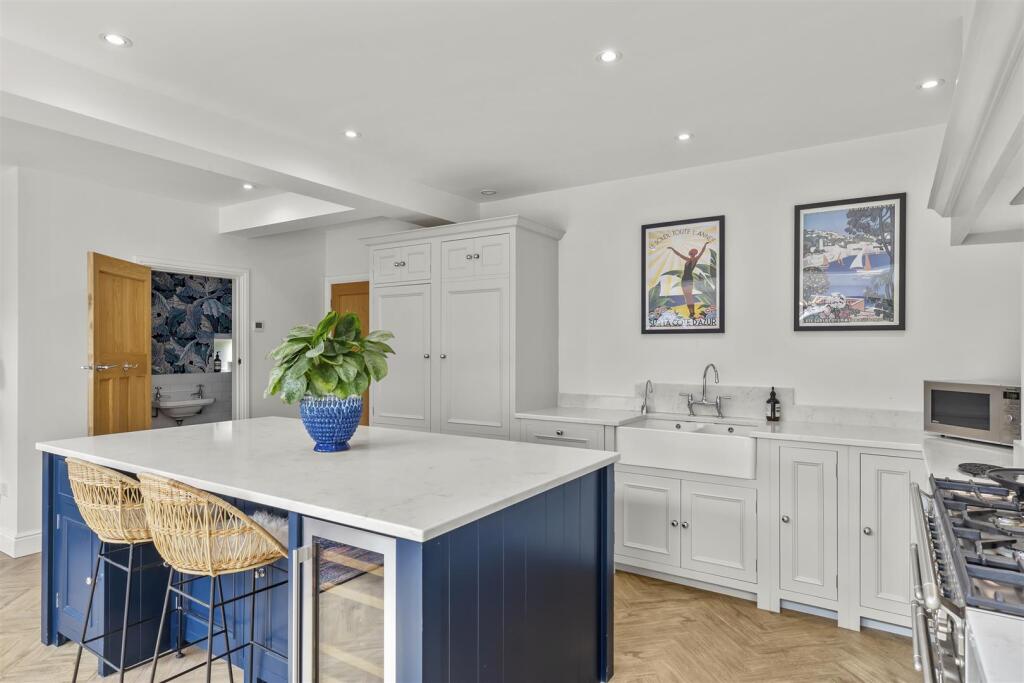 Luxurious Living &amp; Dining Kitchen