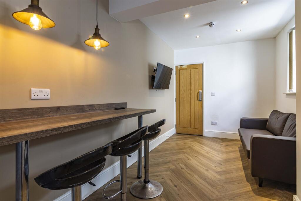 Lounge &amp; Breakfast Bar