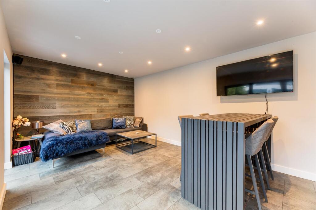 GARDEN ROOM AND BAR