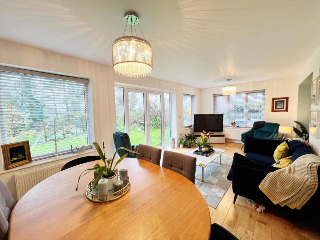 Family room pic 4.jpg