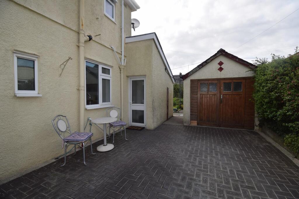 Front Driveway &amp; Garage (1).JPG