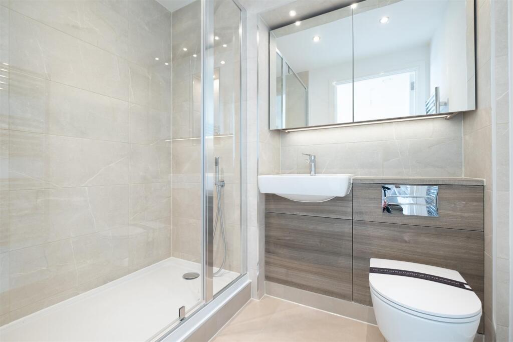 En-Suite (Bedroom 1)